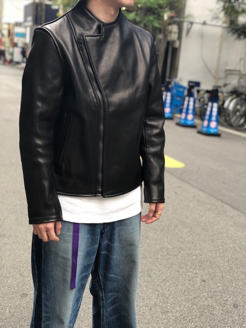 ミニマルながら存在感のあるライダースジャケット