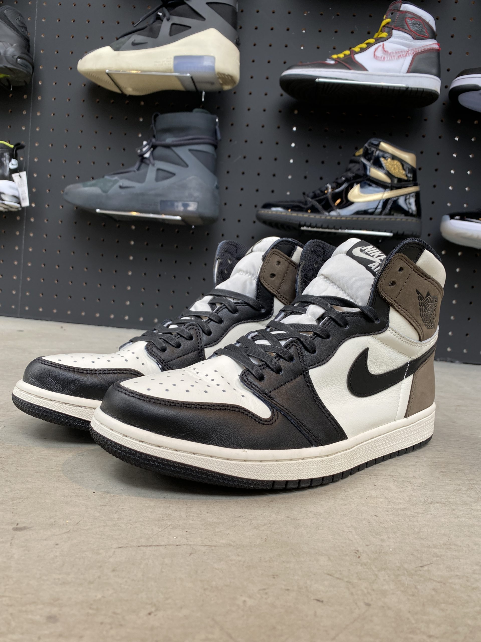 NIKE /ナイキ】AIR JORDAN 1 RETRO HIGH OG DARK MOCHA【買取入荷情報