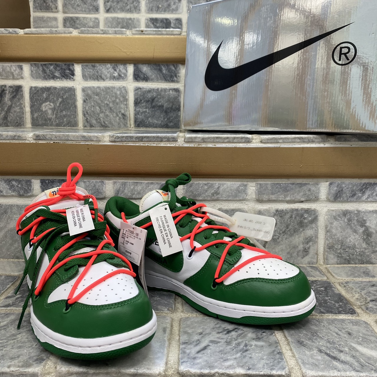 OFF WHITE × NIKE オフホワイト ナイキ を原宿近辺で高価買取 OFF WHITE × NIKE オフホワイト ナイキ を原宿近辺で高価買取