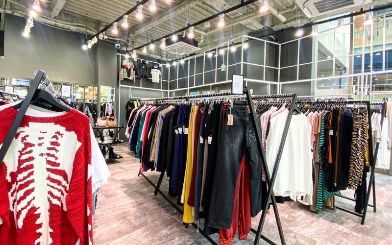 Clothing display at Kindal Sakae SouthPeaks