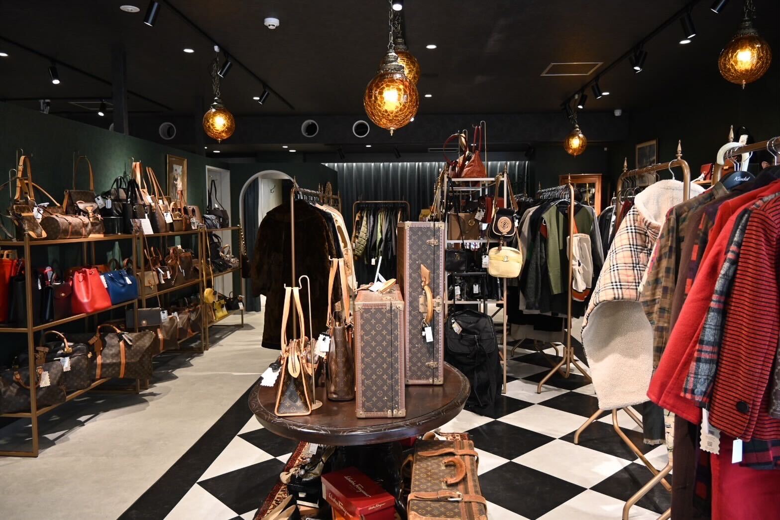 Y2Kや平成レトロを感じる古着イメージ