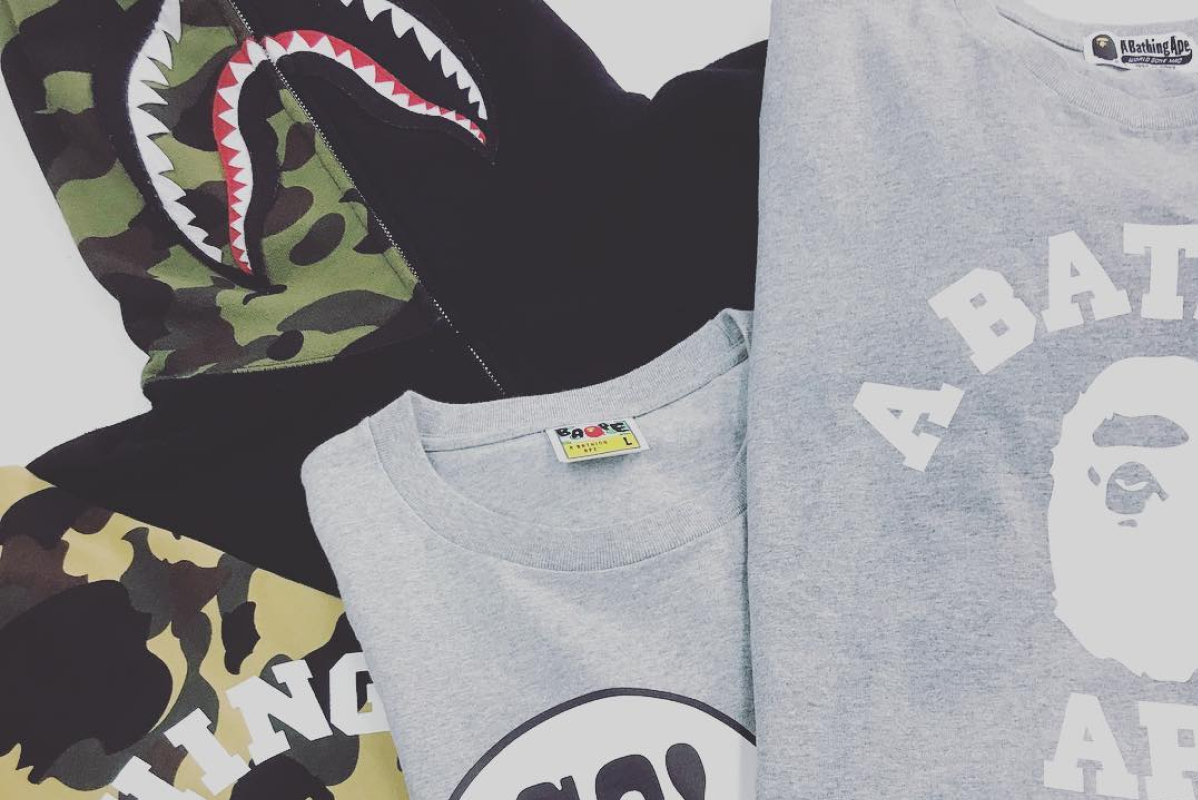 A BATHING APE（アベイシングエイプ）のシャークパーカー、ロゴTシャツ、カモ柄アイテム
