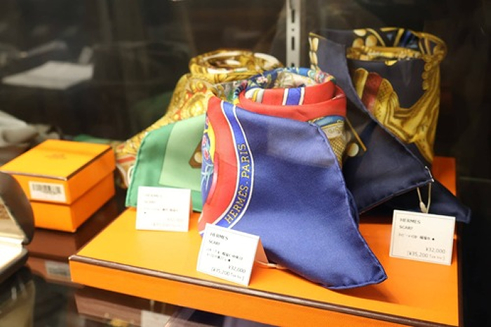 ラグジュアリーブランドのバッグが並ぶ店内