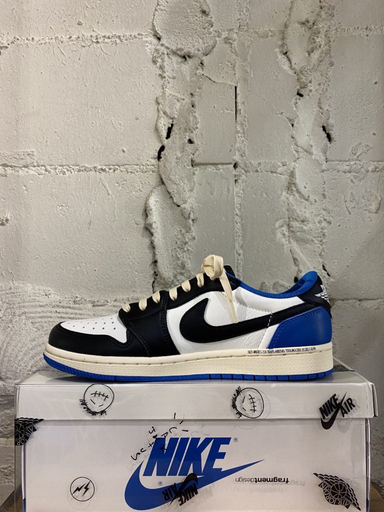 トラヴィス スコット × フラグメント ナイキ ロー エアジョーダン1 エアジョーダン AIR JORDAN ミッド 白色 ホワイト 黒色 ブラック エアジョーダン