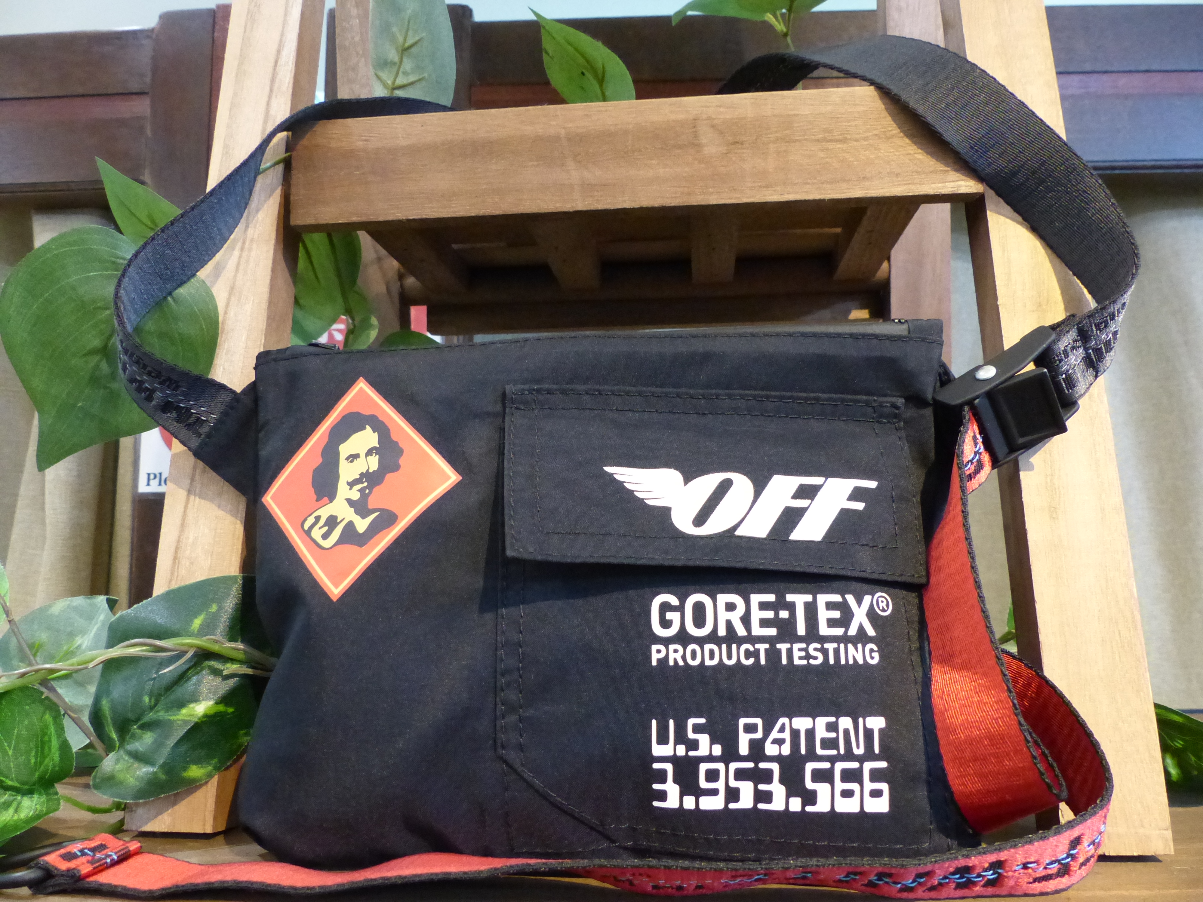 T riffel sår OFF WHITE/オフホワイト】2018ＡＷ GORE TEX BAGの買取はカインドオルなんば店へ！ |  カインドオル（kindal）なんば店｜ブランド古着買取・販売・通販