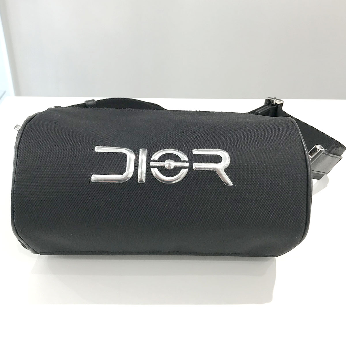 DIOR×空山基 /ディオールそらやまはじめ】ロゴローラーショルダー  