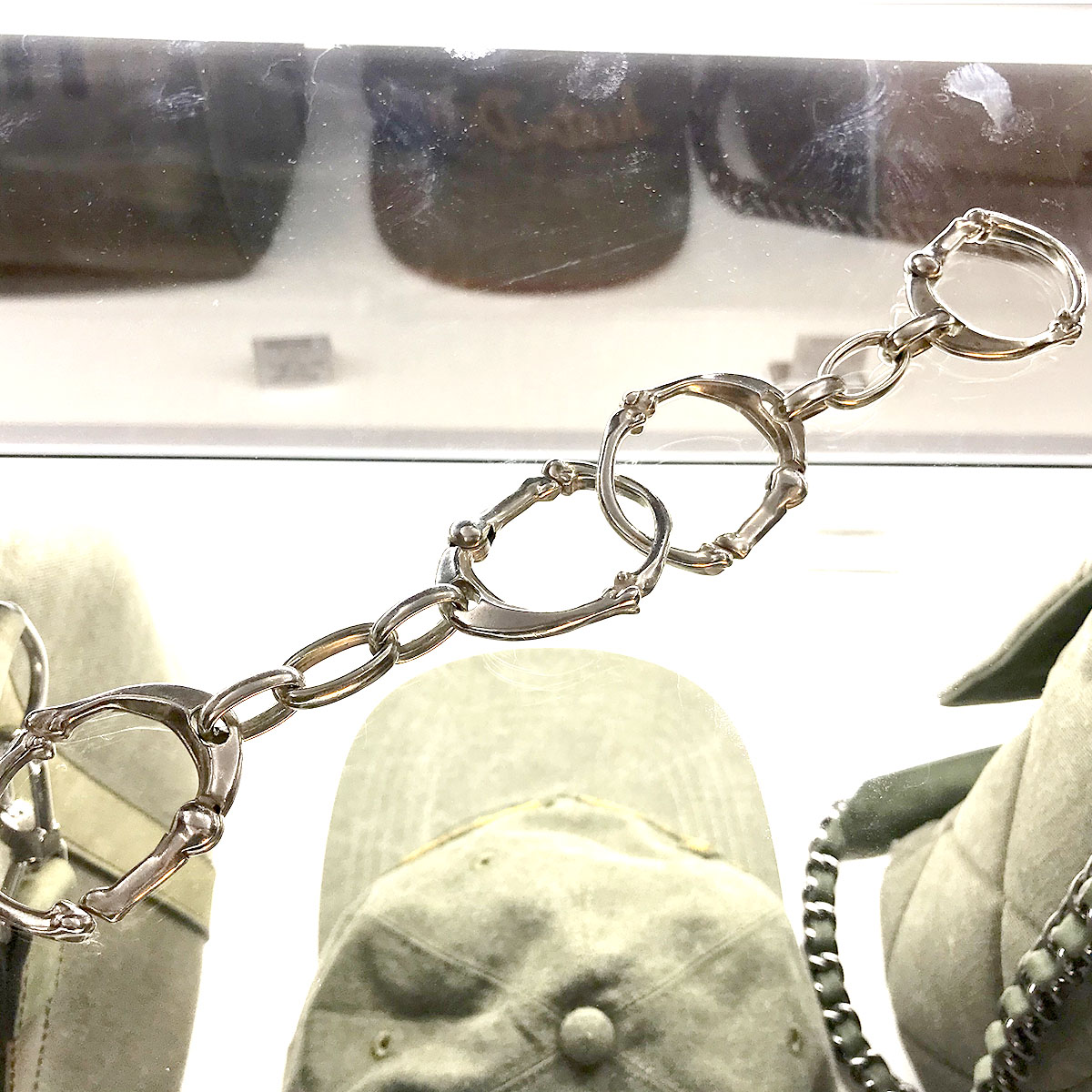 TAKAHIROMIYASHITA The Soloist.】bone shaped carabiner bracelet L 