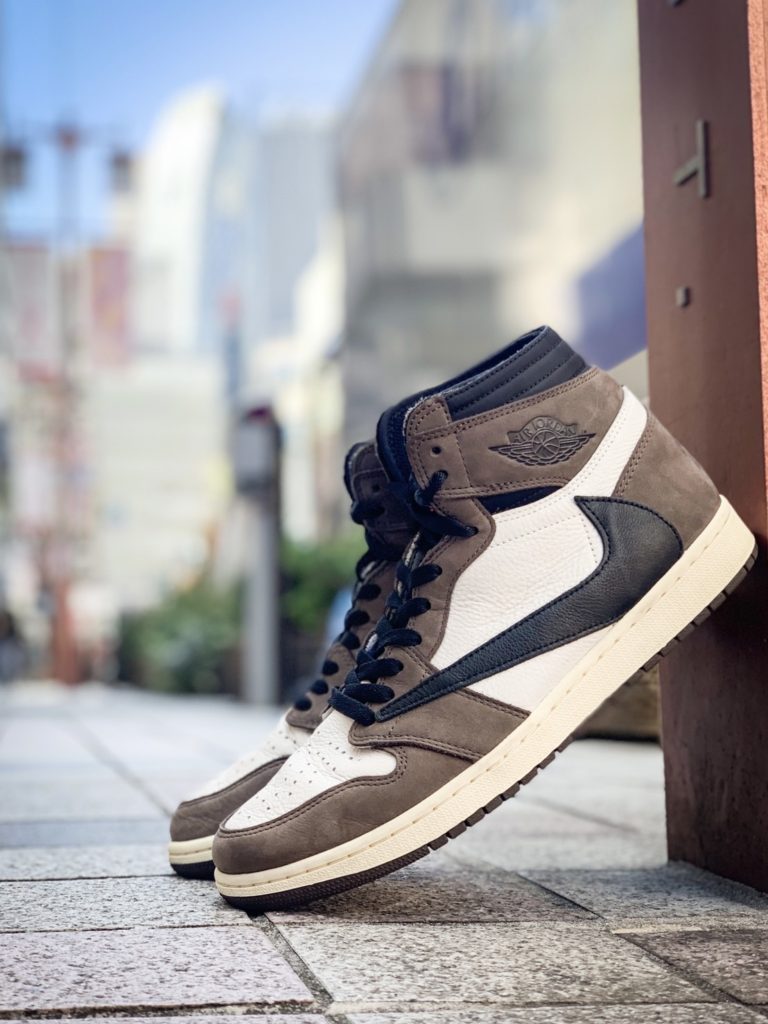 超可爱 トラヴィススコット エアジョーダン1 スニーカー